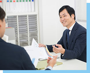 写真:営業研修を検討している人に研修プランを提案