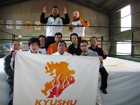 写真:現役プロレスラーと研修生
